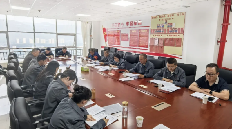 工投公司党委召开理论进建中心组2025年第七次进建（扩大）会